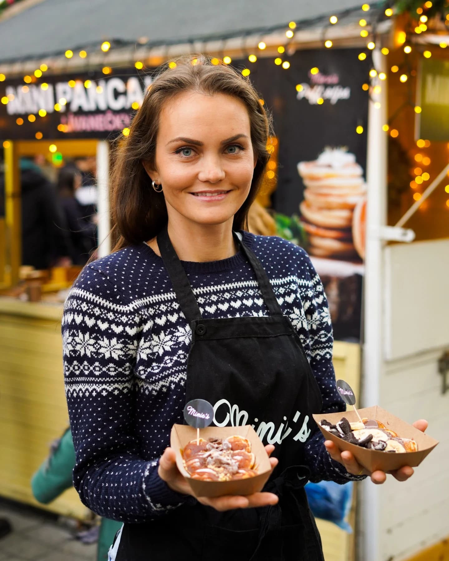 Michaela podává lívanečky na vánočních trzích