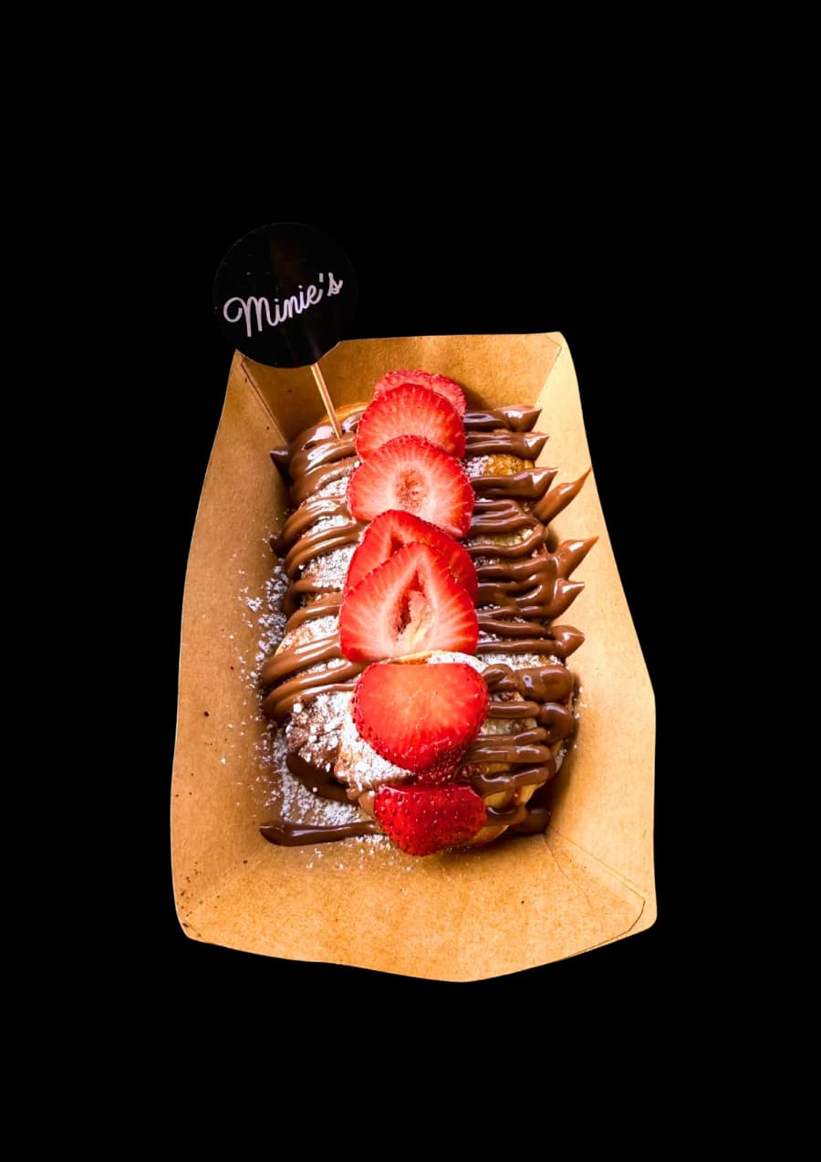 Mini lívanečky jahodové – Nutella, jahody a drcené lískové oříšky